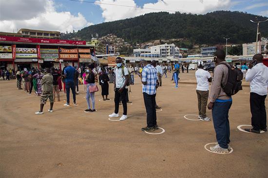 当地时间5月4日，在卢旺达基加利的一个公交车站，人们保持社交距离排队候车。新华社 资料图